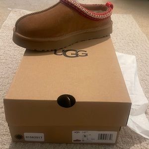 UGG Tazz chestnut color  big kids size